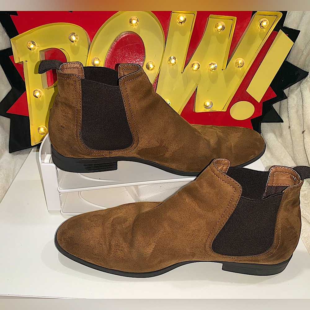 H&M Chelsea Boot Suede Tawny Brown Suede
Size 10/Mens, 11.5W, 43 EU
Used* No Box